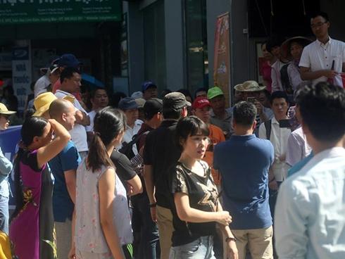 Nóng cháy da thịt, dân chung cư Hà Nội đòi nước tắm