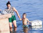 Hà Nội: Nắng nóng, người dân ùn ùn kéo đến bãi tắm Hồ Tây bơi lội