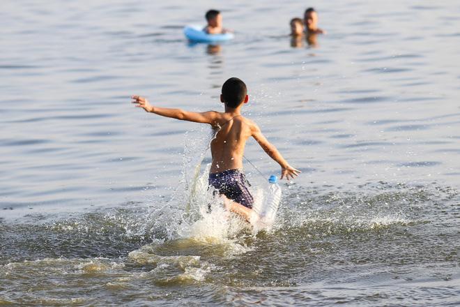 Hà Nội: Nắng nóng, người dân ùn ùn kéo đến bãi tắm Hồ Tây bơi lội - Ảnh 6.