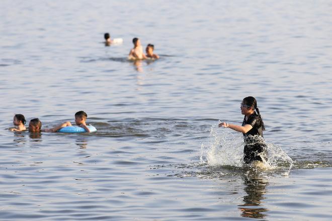 Hà Nội: Nắng nóng, người dân ùn ùn kéo đến bãi tắm Hồ Tây bơi lội - Ảnh 7.
