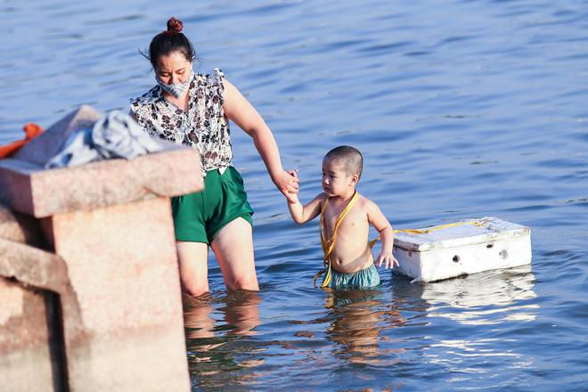 Hà Nội: Nắng nóng, người dân ùn ùn kéo đến bãi tắm Hồ Tây bơi lội - Ảnh 8.