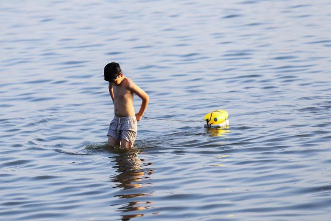 Hà Nội: Nắng nóng, người dân ùn ùn kéo đến bãi tắm Hồ Tây bơi lội - Ảnh 9.