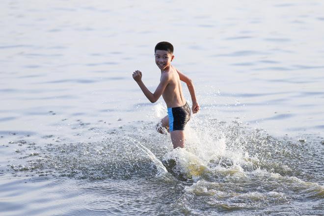 Hà Nội: Nắng nóng, người dân ùn ùn kéo đến bãi tắm Hồ Tây bơi lội - Ảnh 10.