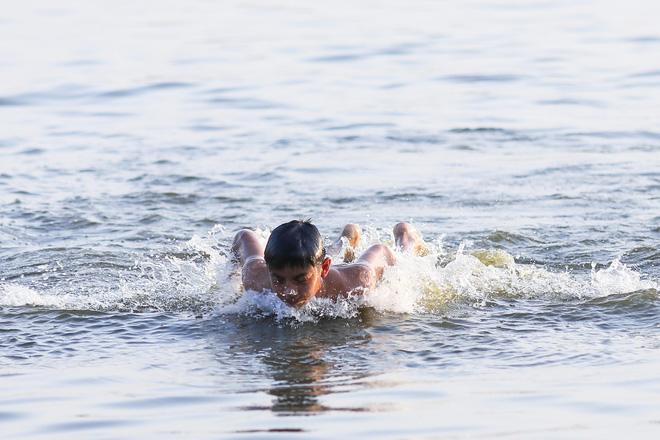 Hà Nội: Nắng nóng, người dân ùn ùn kéo đến bãi tắm Hồ Tây bơi lội - Ảnh 11.