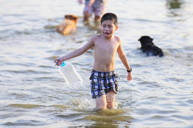 Hà Nội: Nắng nóng, người dân ùn ùn kéo đến bãi tắm Hồ Tây bơi lội - Ảnh 2.