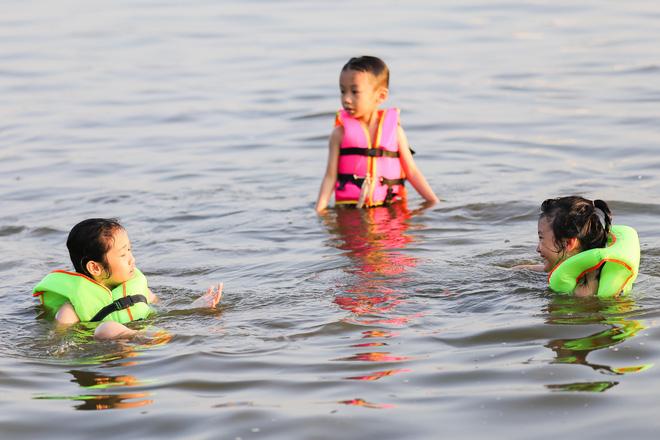 Hà Nội: Nắng nóng, người dân ùn ùn kéo đến bãi tắm Hồ Tây bơi lội - Ảnh 3.