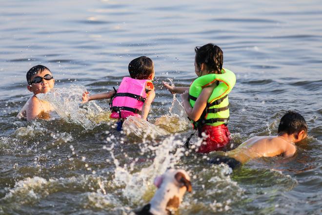 Hà Nội: Nắng nóng, người dân ùn ùn kéo đến bãi tắm Hồ Tây bơi lội - Ảnh 4.