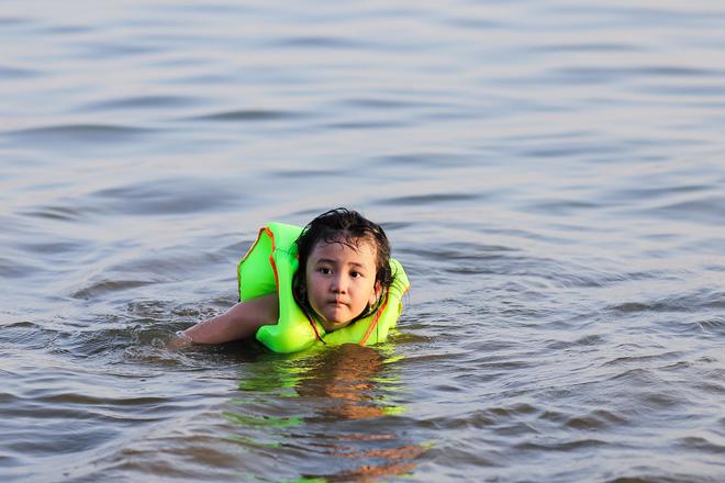 Hà Nội: Nắng nóng, người dân ùn ùn kéo đến bãi tắm Hồ Tây bơi lội - Ảnh 5.