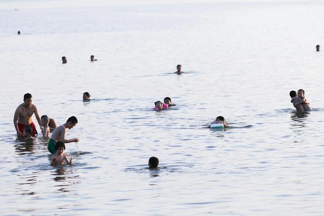 Hà Nội: Nắng nóng, người dân ùn ùn kéo đến bãi tắm Hồ Tây bơi lội - Ảnh 1.