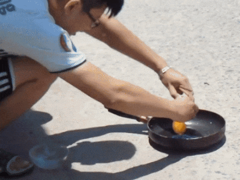 Clip: Nắng nóng kỷ lục 50 độ C, sinh viên Hà Nội mang trứng ra đường rán
