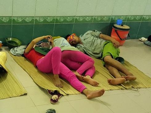 Say ngủ dưới hầm mát lịm khi mặt đất nóng 57 độ