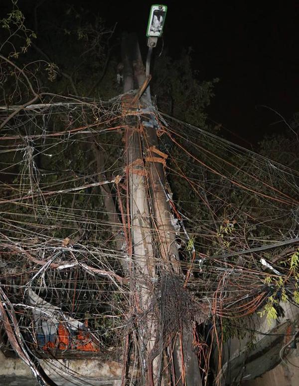 Hà Nội: Nổ lớn gây mất điện, hàng chục người dân lao ra đường tránh nóng - Ảnh 1.