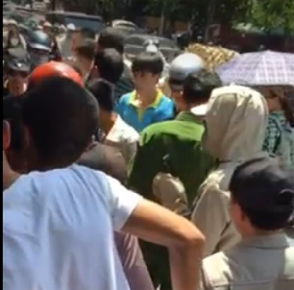 Vụ đâm người giữa phố Phạm Ngọc Thạch (Hà Nội): Có thể do nắng nóng nên hành động bất thường - Ảnh 2.