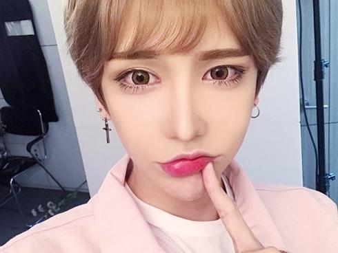Ulzzang nam xứ Hàn bị nhầm là con gái vì suốt ngày khoe ảnh trang điểm