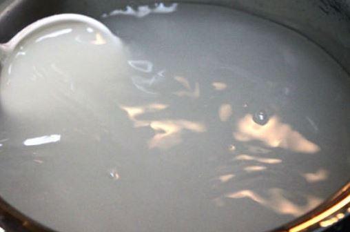 Với trẻ nhỏ, tốt nhất chỉ nên ăn khi bột sắn dây đã được nấu chín. Ảnh minh họa