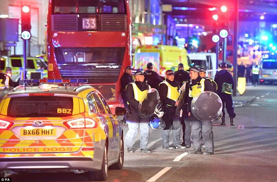 IS, tấn công London, đâm xe tải