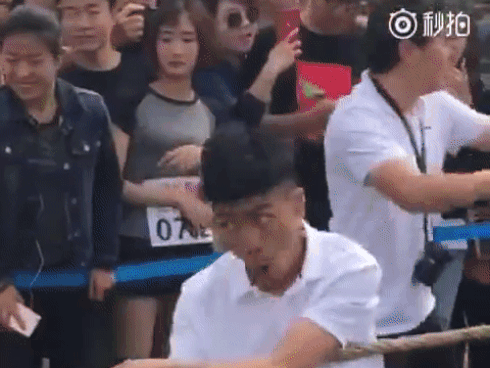 Cười nghiêng ngả với biểu cảm kéo co có 1-0-2 của chàng trai trẻ