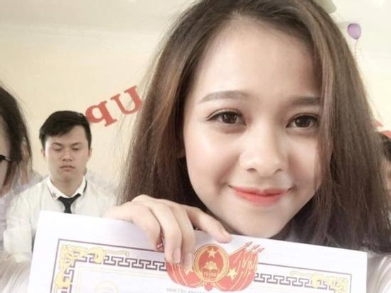 Nữ sinh bất ngờ nổi tiếng nhờ bức ảnh rạng rỡ trong lễ bế giảng