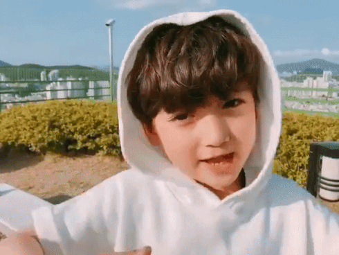 Soái ca 7 tuổi xứ Hàn đốn tim fan với video cực đáng yêu