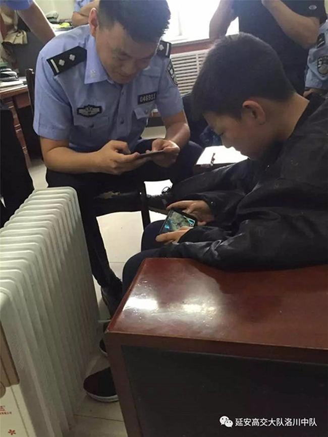 Canh-sat-hon-nhien-choi-dien-tu-trong-ca-truc1