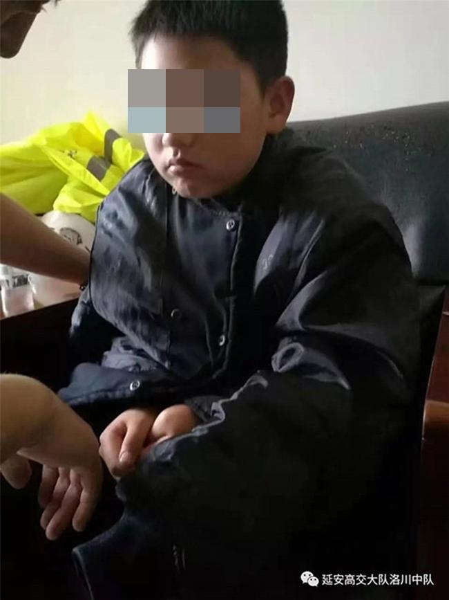 Canh-sat-hon-nhien-choi-dien-tu-trong-ca-truc2