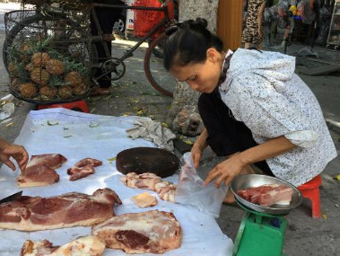 Hà Nam: Bán thịt lợn giá rẻ, hai người phụ nữ bị đuổi mắng và doạ đánh