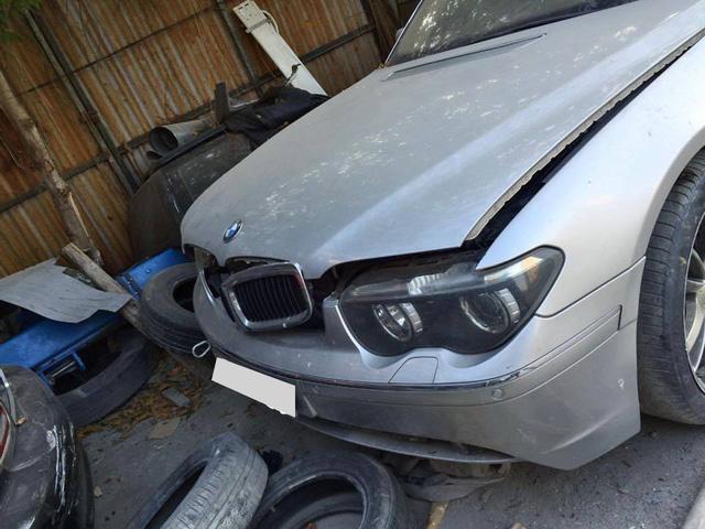 Xót xa BMW 760Li bị bỏ rơi tại Hà Nội - Ảnh 2.