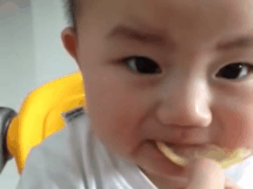 Clip Hài: Biểu cảm hài hước của em bé, khi lần đầu ăn... chanh