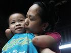 Cảm động mẹ cụt tay, khèo chân chăm con nhỏ ở Hà Nội