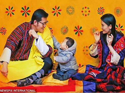 Hoàng tử bé của xứ sở hạnh phúc Bhutan mới đó đã lớn và bảnh trai như thế này rồi đây