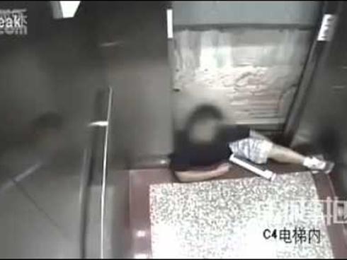 Người đàn ông tử vong do kẹp nửa người trong thang máy