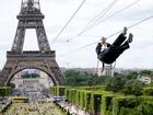 Trượt zipline từ tháp Eiffel với tốc độ của một trái tennis