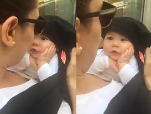 Chống cằm say sưa nghe mẹ hát, nhóc tì này đáng yêu đến nỗi hút 32 triệu lượt xem