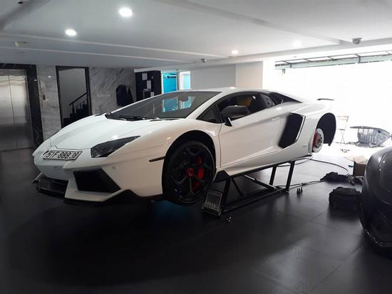 Lamborghini Aventador chính hãng độ la-zăng 'khủng' trong nhà Cường 'Đô La'