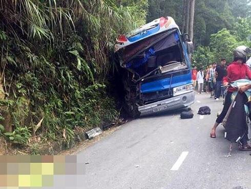 Xe 45 chỗ chở học sinh đi du lịch Tam Đảo đâm vách núi