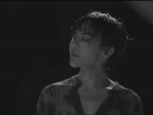 G-Dragon mặc áo ren xuyên thấu, khoe thân hình 'còi xương' trong MV trở lại