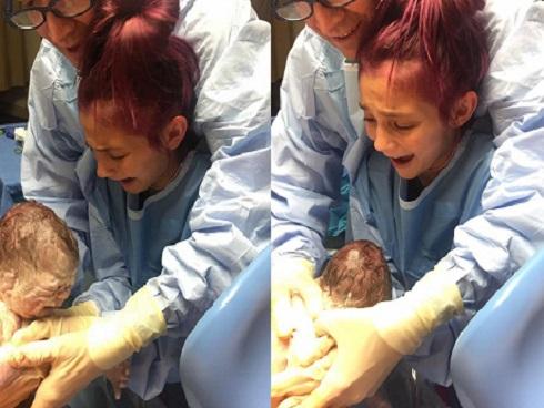 'Nữ hộ sinh nhí' 12 tuổi đỡ đẻ cho mẹ gây bão mạng xã hội