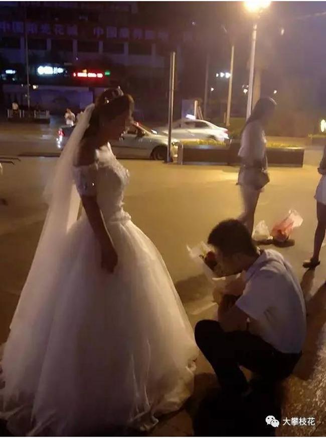 Được bạn gái mặc váy cưới quỳ gối cầu hôn, chàng trai trẻ đã có câu trả lời bất ngờ - Ảnh 3.