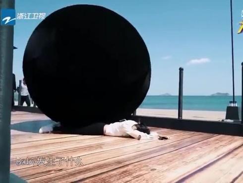 Angela Baby ngã sấp mặt, nằm bất động trên sóng truyền hình