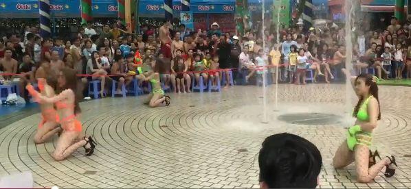 Ngày 6/6, trên mạng xã hội truyền tay nhau clip ghi lại hình ảnh dàn nữ trẻ mặc bikini nhảy múa bốc lửa tại một khu vui chơi. Điều đáng nói ở đây, hành động đó được thực hiện trước mặt rất nhiều các em nhỏ. Nhận được thông tin, Sở Văn hóa Thể Thao TP HCM đã mời vũ công, cùng Ban quản lý Công viên nước Đầm Sen đến Sở để xử lý.