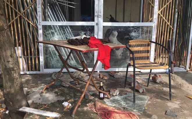 Ngày 9/6, anh Trần Văn Dũng (xóm 4, Trung Văn, Hà Đông) xảy ra mâu thuẫn với người đàn ông tên T. cùng trú tại quận Hà Đông. Khoảng 15 phút sau,  trước cửa nhà anh Dũng xuất hiện khoảng 20 người, trên tay cầm theo gậy, kiếm, mã tấu. Anh Dũng hô hào mọi người chạy ra cửa sau lánh nạn.  Trong quá trình ngăn cản nhóm thanh niên nói trên đập phá đồ đạc, anh Dũng bị chém trọng thương ở tay. Nguyên nhân vụ việc đang được điều tra.