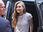 Hết Selena, lại đến Gigi Hadid hớ hênh vòng 1 trên phố vì 'thả rông'