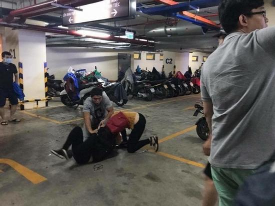 Xem phim thiếu ý thức, cô gái trẻ bị đánh văng xa ngay tại hầm gửi xe