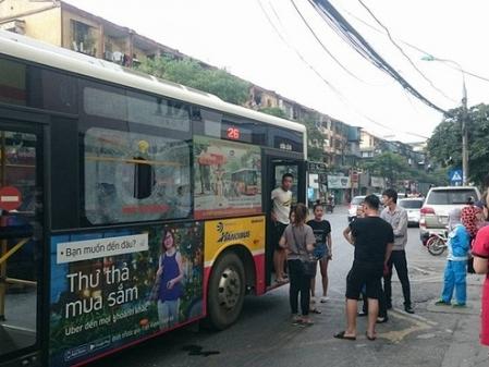 Hà Nội: Giận bạn gái, nam thanh niên cầm gạch ném vỡ kính xe buýt khiến một hành khách nhập viện