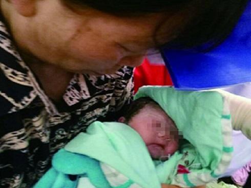 Sản phụ vỡ ối dưới trời mưa lớn, mọi người xông vào đỡ đẻ giúp