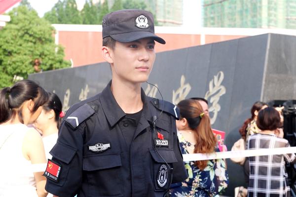 Mạng xã hội: Anh chàng cảnh sát đẹp trai như tài tử điện ảnh - 2sao