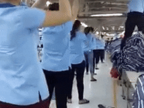 Hàng nghìn công nhân nhảy trên nền nhạc bài 'Rửa tay' trong giờ giải lao gây sốt