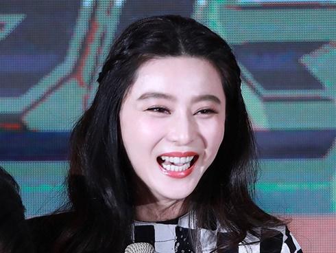 Phạm Băng Băng cười thả ga lộ mặt tròn, kém thon gọn so với hình ảnh đã qua photoshop