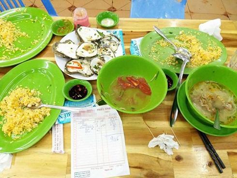 Khách du lịch Nha Trang bức xúc với hóa đơn 3 đĩa cơm rang giá gần nửa triệu đồng