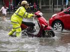 Vì sao chỉ mưa 40 phút, đường Hà Nội đã ngập khắp ngả?
